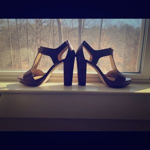 Michael kors acorn Berkley t strap sandal 7.5